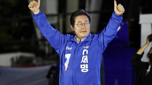 El candidato presidencial del Partido Demócrata, Lee Jae-myung, hace un gesto al llegar a su último mitin de campaña para las elecciones presidenciales de Corea del Sur en Seúl, Corea del Sur, el 2 de junio de 2025.