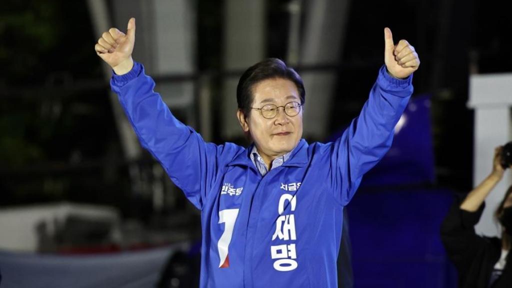 El candidato presidencial del Partido Demócrata, Lee Jae-myung, hace un gesto al llegar a su último mitin de campaña para las elecciones presidenciales de Corea del Sur en Seúl, Corea del Sur, el 2 de junio de 2025.