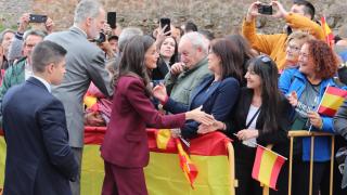 Los reyes Felipe VI y Letizia saludan a las personas congregadas a su llegada al municipio palentino de Brañosera, este martes
