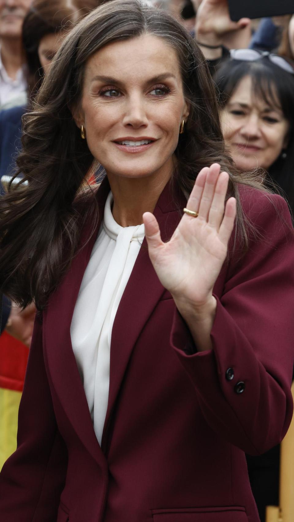 Letizia saluda a los vecinos de Brasoñera durante la conmemoración del 1.200 aniversario del fuero.