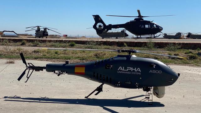 Alpha A900, en primer plano, y Airbus H135, en segundo