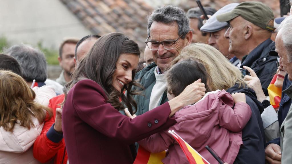 Letizia saluda con afecto a los más pequeños del municipio de Brasoñera.