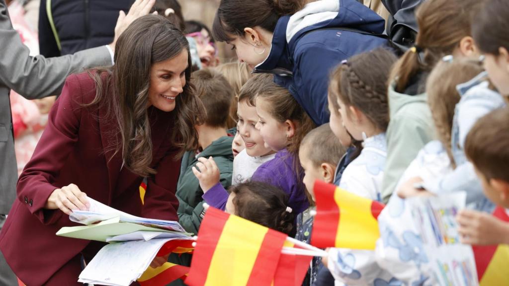 Letizia recibe dibujos y manualidades de los niños de Brasoñera.