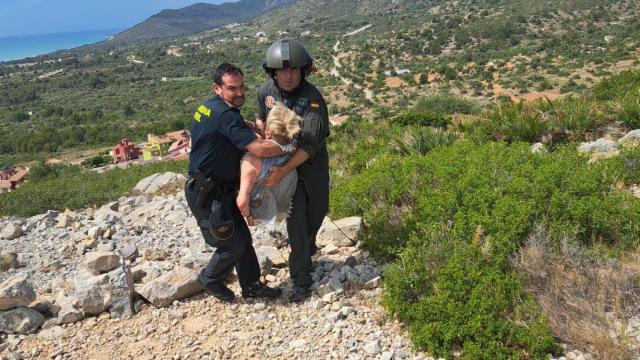 Momento de la evacuación de la mujer desaparecida en Peñíscola