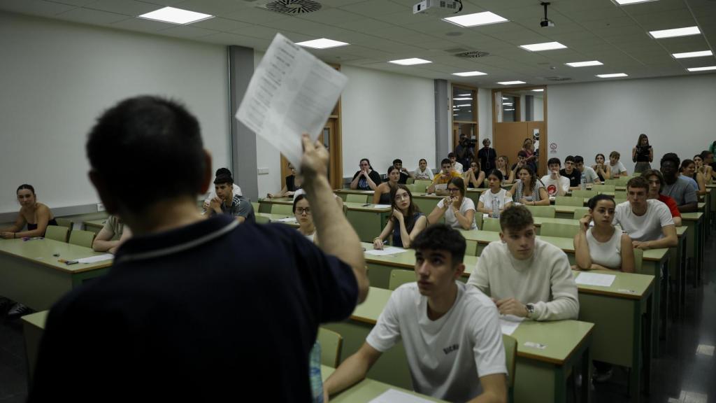 n total de 23.774 estudiantes de la Comunitat Valenciana se presentan desde este martes a las Pruebas de Acceso a la Universidad (PAU) de 2025. Efe / Biel Aliño