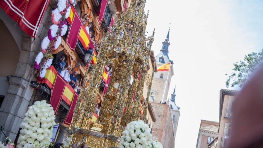 Flores en la plaza de Zocodover durante el Corpus.