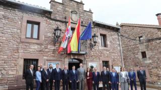 El presidente de la Junta, Alfonso Fernández Mañueco, participa junto a los reyes de España, Felipe VI y Letizia, en el acto conmemorativo del 1.200 aniversario del Fuero de Brañosera, este martes en la localidad palentina