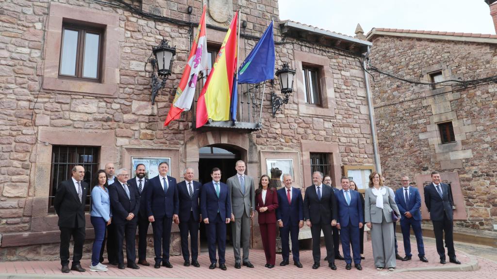El presidente de la Junta, Alfonso Fernández Mañueco, participa junto a los reyes de España, Felipe VI y Letizia, en el acto conmemorativo del 1.200 aniversario del Fuero de Brañosera, este martes en la localidad palentina