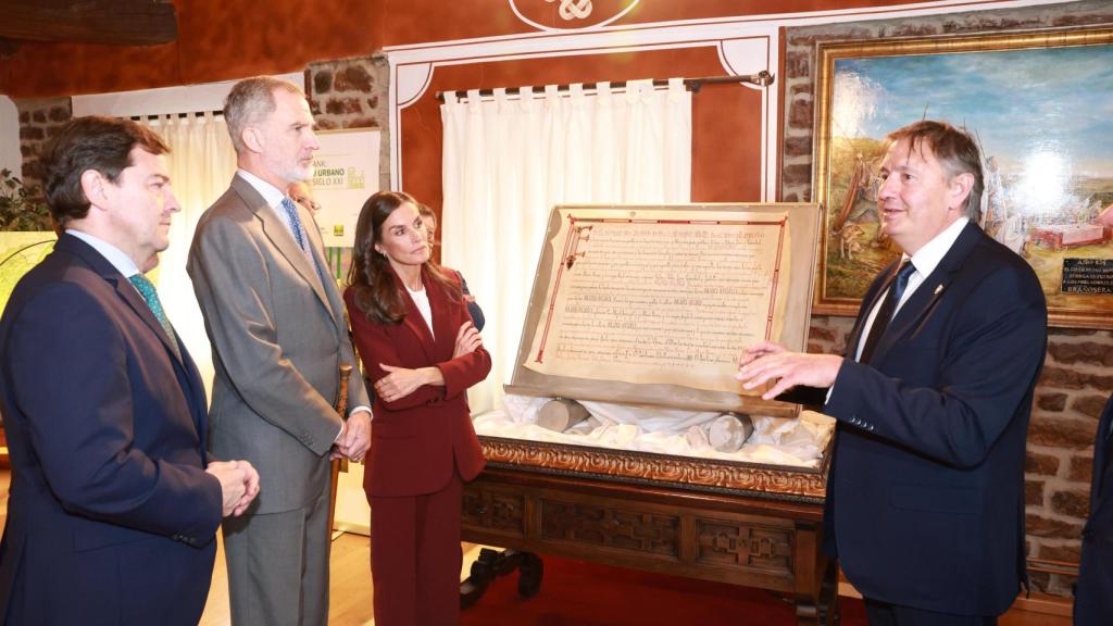 Los Reyes durante su visita al Ayuntamiento de Brasoñera.