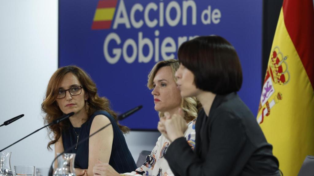 Pilar Alegría junto a Mónica García y Diana Morant en la rueda de prensa posterior al Consejo de Ministros.
