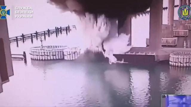 El puente de Crimea, en el momento de la explosión.