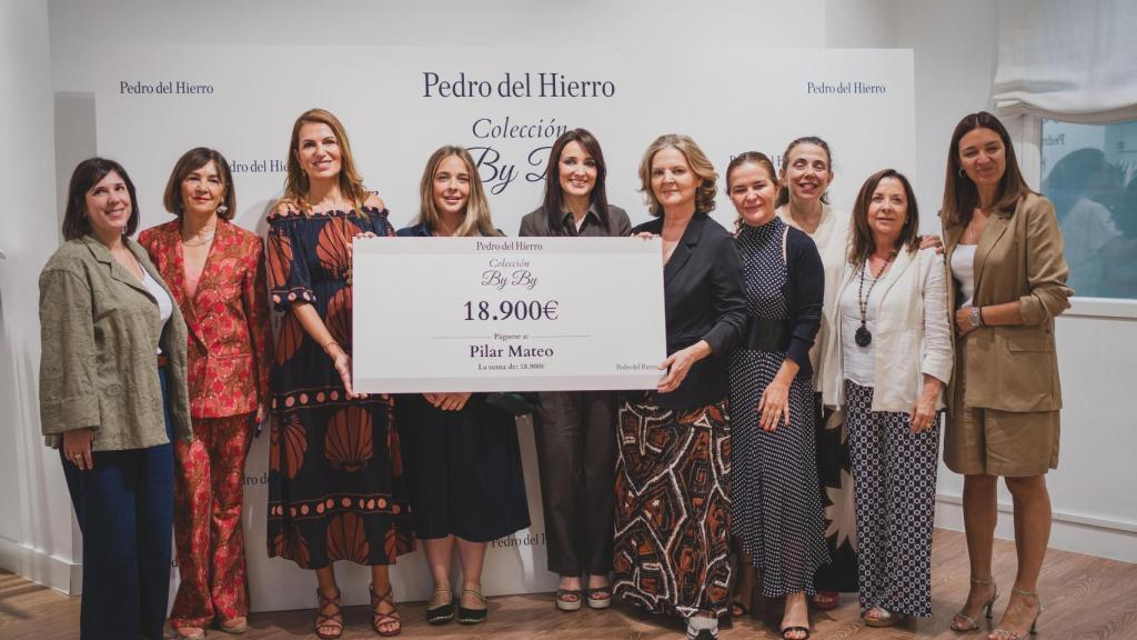 Foto de familia, tras la entrega del cheque.