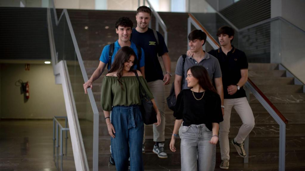 Ubicado en la Isla de la Cartuja, en Sevilla, el Centro Universitario San Isidoro combina tradición académica e innovación en un entorno vivo, creativo y profesional.