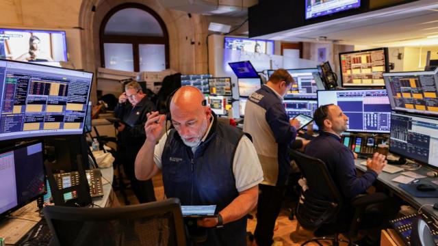 Varios operadores trabajan en el parqué de la Bolsa de Nueva York.