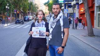 Oceane y Ahmed sostienen imágenes de los hijos de sus familiares en Gaza.