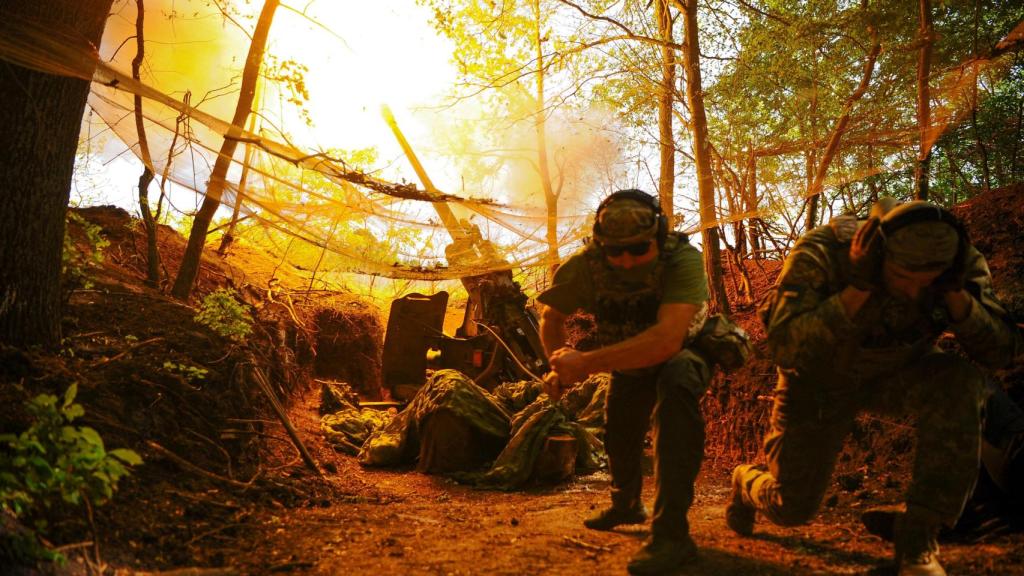 Militares ucranianos disparan un obús autopropulsado contra tropas rusas en el frente de la región de Járkov.