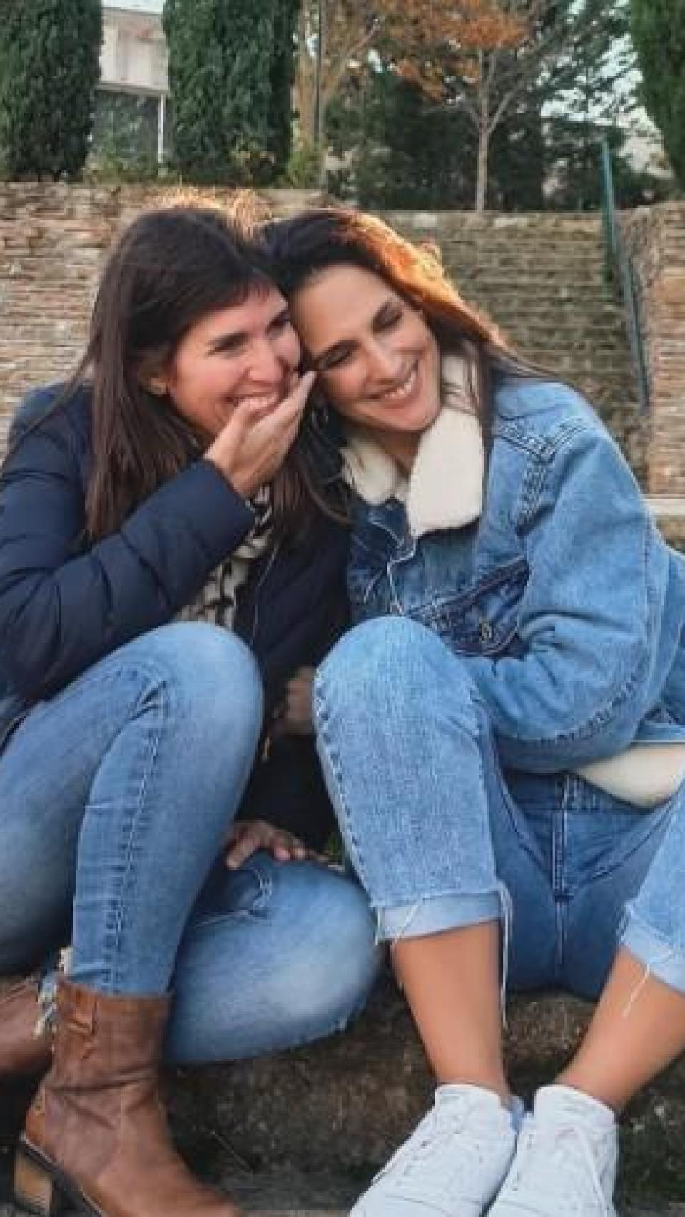 Nuria Fergó junto a su hermana, Beatriz Fernández.