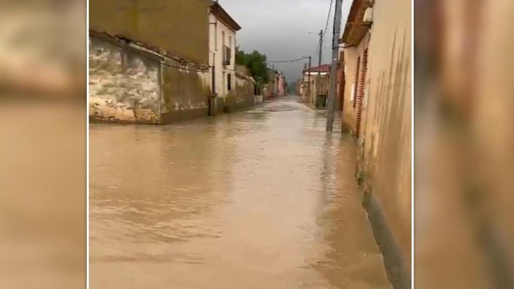 Una de las calles que ha quedado inundada por la tormenta