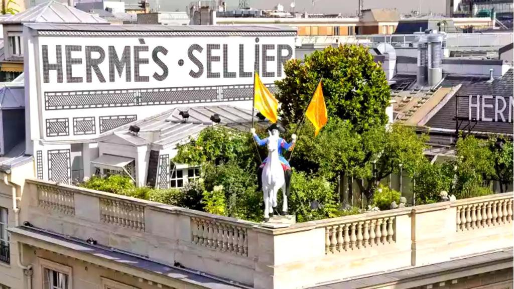 La terraza de la tienda Hermès en París, conocida por su jardín en la azotea que incluye una estatua de un jinete montado a caballo.