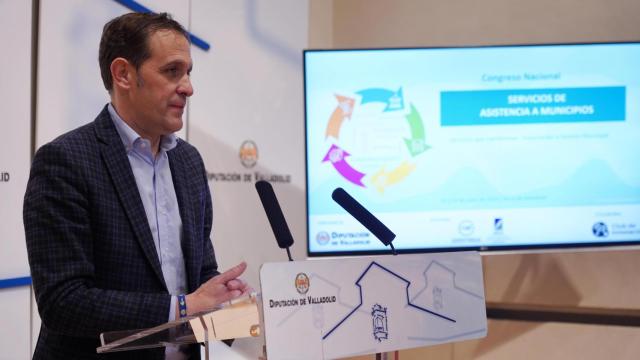 El presidente de la Diputación de Valladolid, Conrado Íscar, presentando el primer Congreso Nacional de Servicios de Asistencia a Municipios, en imagen de archivo