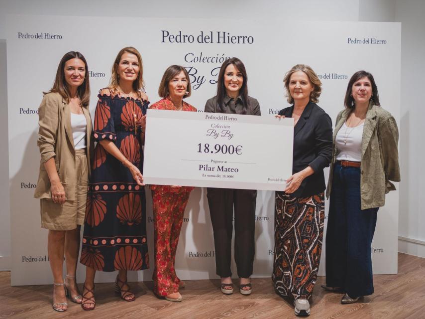 Foto de familia, tras la entrega del dinero recaudado en la Colección ByBy.