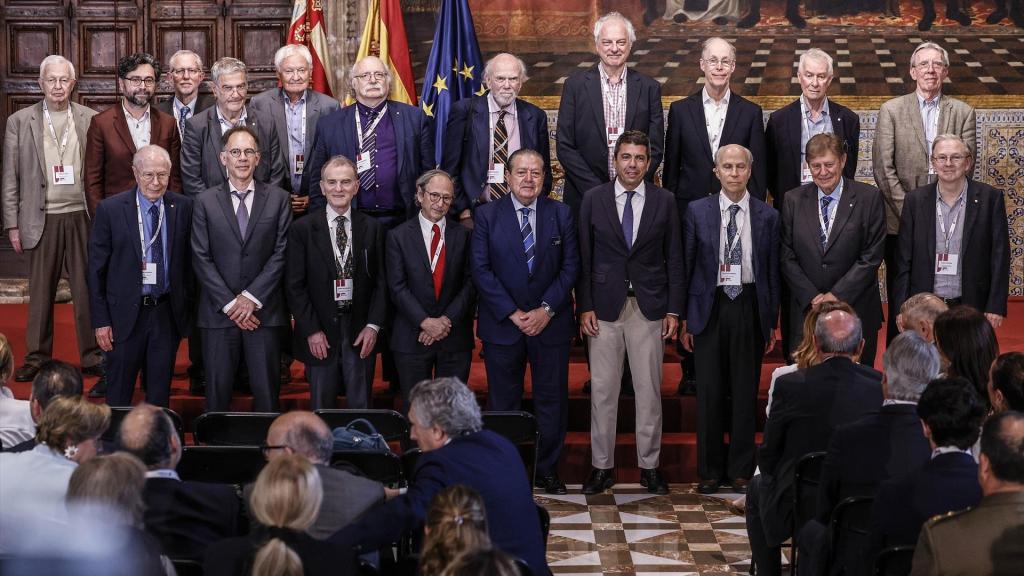 Carlos Mazón junto al jurado de los galardones. Rober Solsona / Europa Press