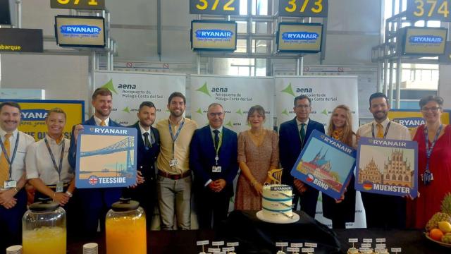Representantes de Aena y Ryanair en la presentación de las nuevas rutas en Málaga.
