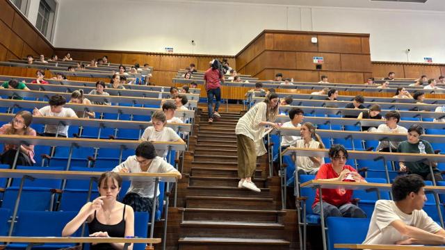 Estudiantes preparados para empezar un examen en la PAU 2025 en Zaragoza
