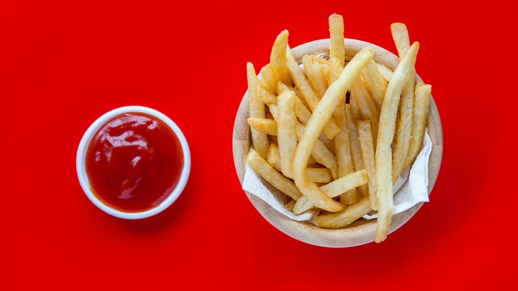 Un bol de patatas fritas y kétchup.