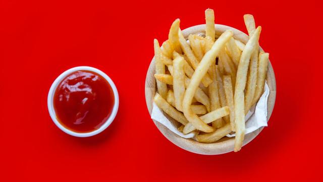Un bol de patatas fritas y kétchup.