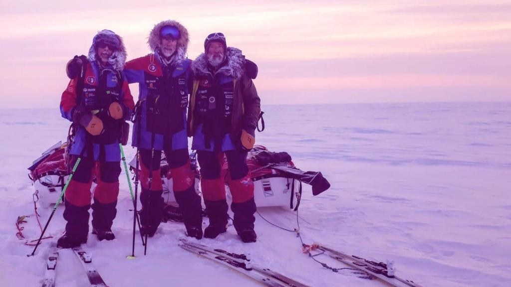 Sechu López (i), Quitín Mira (c) y José Trejo (d), se fotografían en pleno Paso del Noroeste (Canadá) durante la expedición 'Mar de Hielo 2025'.