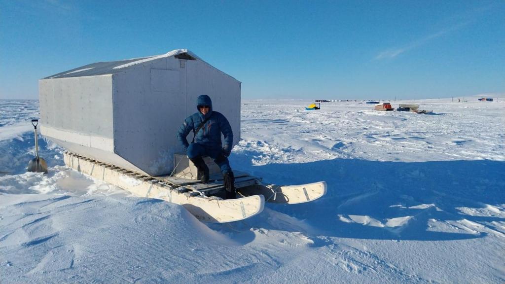 La cabaña de madera donde los exploradores pasaron 6 días antes de emprender la travesía hacia Gjoa Haven, pasando por el Polo Norte magnético.