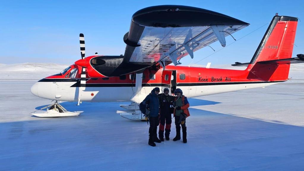 Los tres expedicionarios se toman una fotografía ante la avioneta que les llevó a la Bahía de Peel.