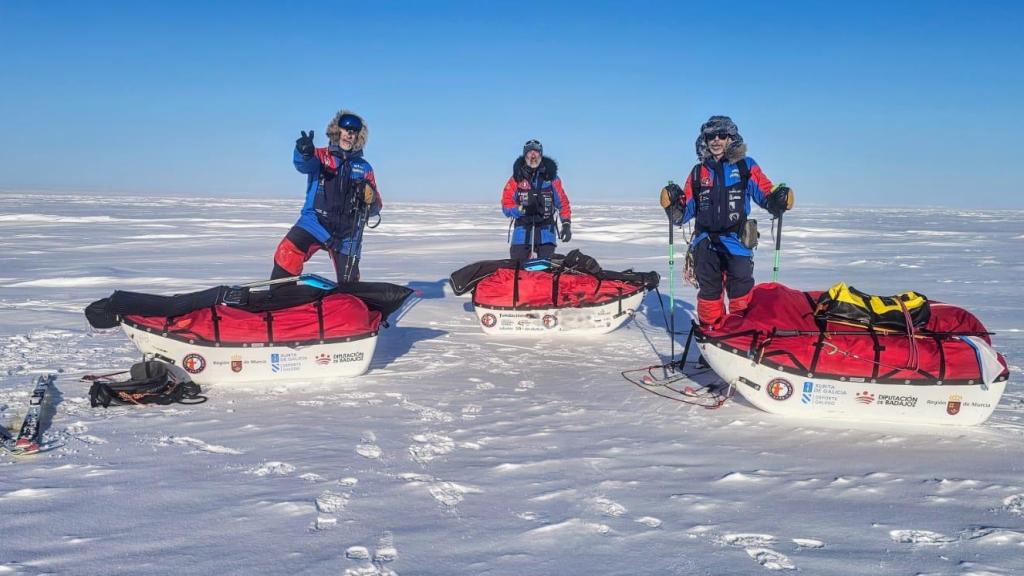 Sechu López, José Trejo y Quitín Mira muestran las 'pulkas' en un descanso, durante la travesía.
