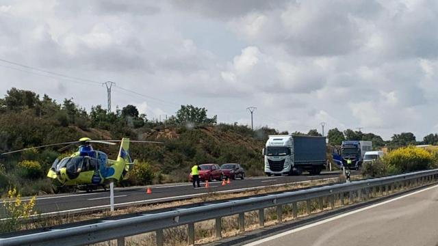 El helicóptero y la Guardia Civil en el lugar del accidente