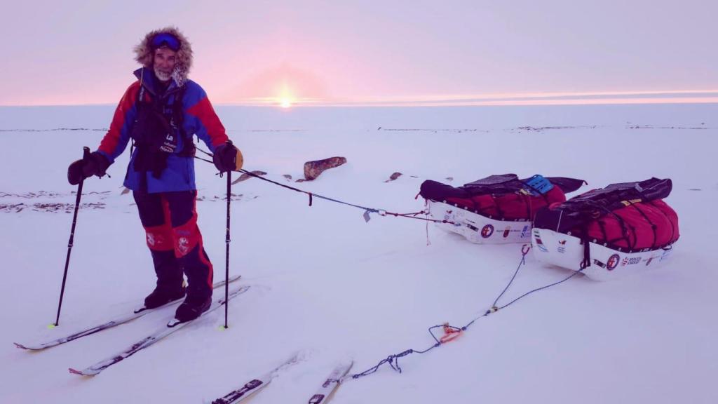 Quitín Mira se toma una foto durante un amanecer, en mitad del Paso del Noroeste (Canadá).