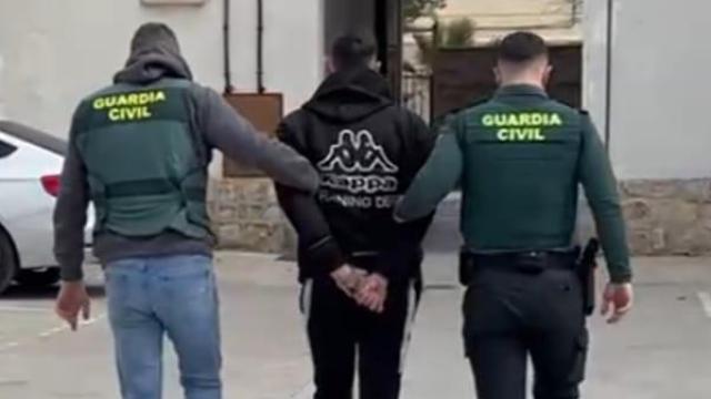 Ángel C. M., custodiado por dos agentes tras su detención.