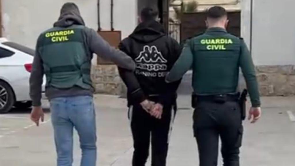 Ángel C. M., custodiado por dos agentes tras su detención.