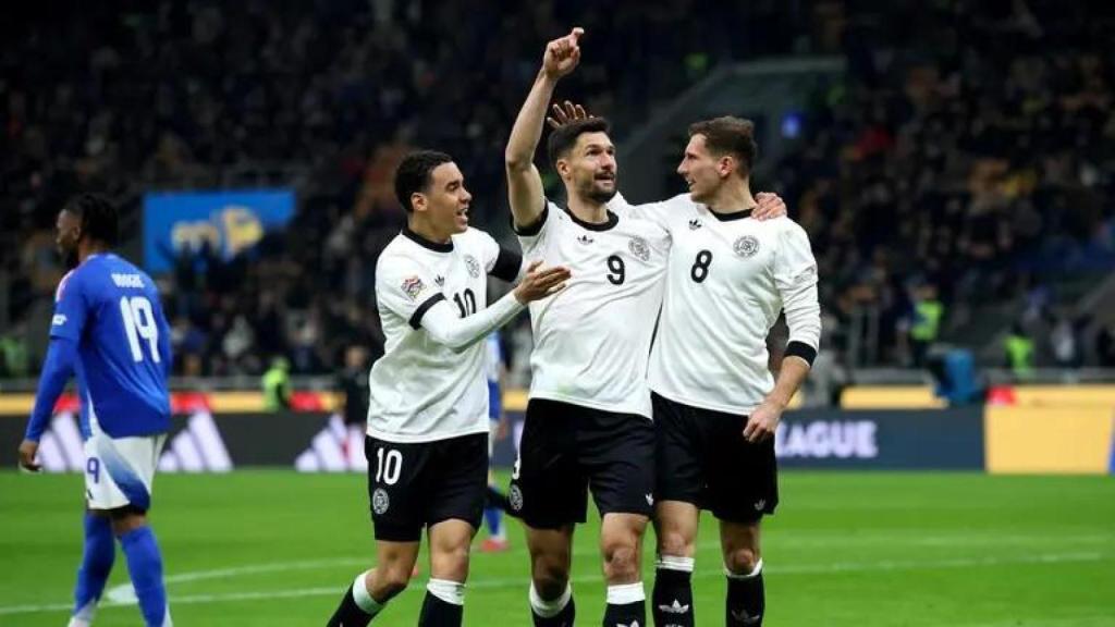Los futbolistas de Alemania celebran un gol contra Italia.