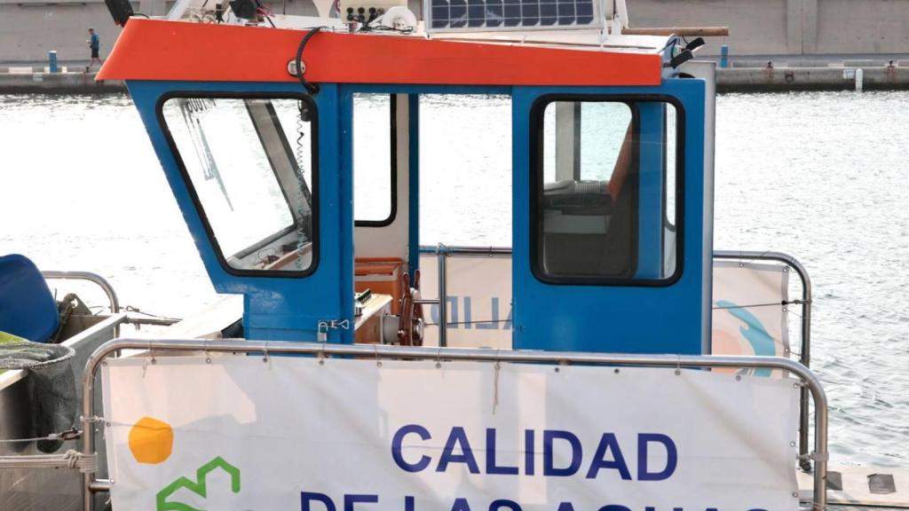 Uno de los barcos empleados en la limpieza en la Costa del Sol.