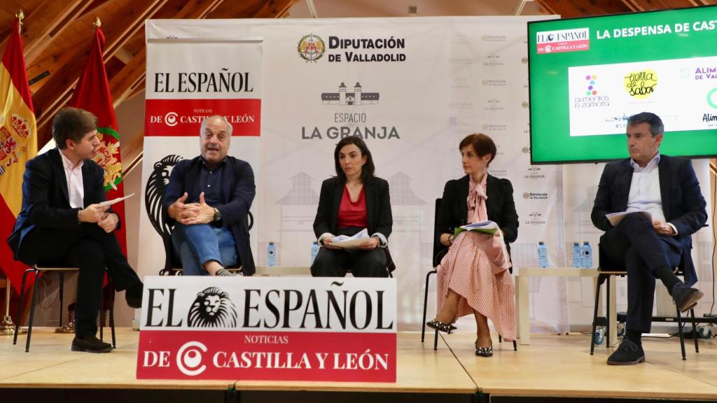 El periodista de EL ESPAÑOL de Castilla y León Alvar Salvador, el responsable de la marca Alimentos de Valladolid, Francisco Fuentes, la jefa de Sección de Promoción Provincial y Desarrollo Rural Sostenible de la Diputación de Segovia, Ana Redondo, la técnica del Área de Fondos Europeos y Emprendimiento de la Diputación de Zamora, Ana Mayor, y el jefe de Área de Calidad Alimentaria de Itacyl, Óscar Díez, durante la mesa redonda