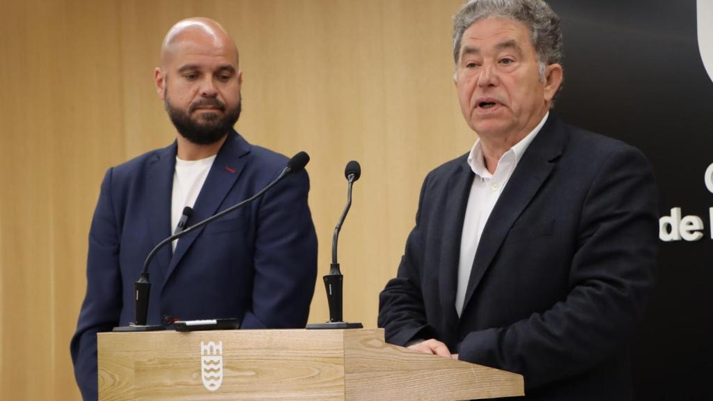 El portavoz del grupo municipal del PSdeG, Iván Puentes, y el alcalde de Pontevedra, Miguel Anxo Fernández Lores.