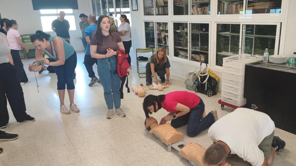 Padres aprendiendo a hacer una RCP en Málaga.
