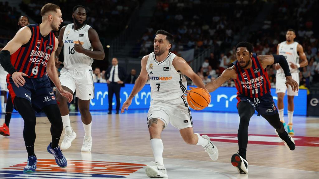 Campazzo supera a Forrest durante el partido entre el Real Madrid y Baskonia.