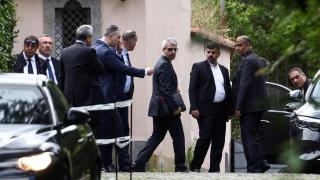 Miembros de la delegación iraní salen de la embajada de Omán, donde se llevaron a cabo la quinta ronda de conversaciones entre Estados Unidos e Irán en Roma.