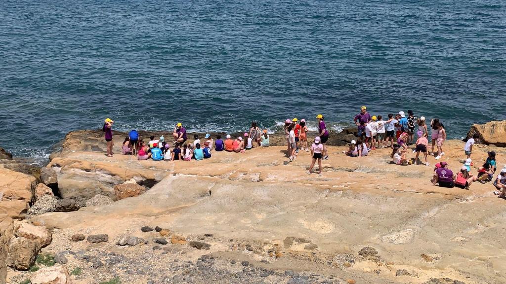 Los alumnos del Colegio Cristo del Consuelo de Cieza, este lunes, con los monitores y monitoras en la excursión a la isla de Tabarca.