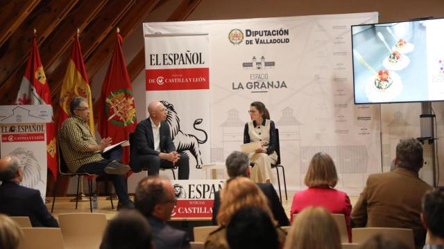 Los profesores de Cocina y Pastelería de la Escuela Diego de Praves de Valladolid José Antonio Montero Santa Eugenia y Eduardo Sanz Arribas, y la redactora jefe de El Español Noticias de Castilla y León, Alexandra González, en el I Foro La Despensa de Castilla y León