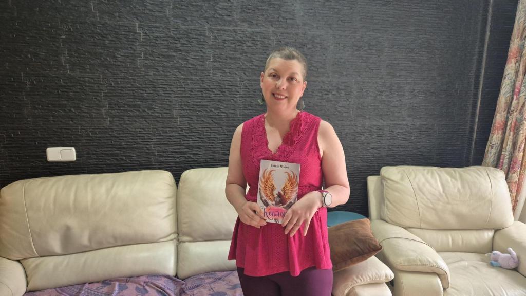 Estela Muñoz posa para EL ESPAÑOL con su libro en el salón de su casa.