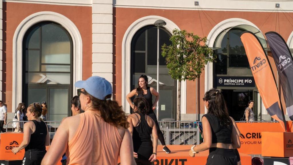 La entrenadora personal Patry Jordán dando una exhibición con Crivit en Príncipe Pío (Madrid).