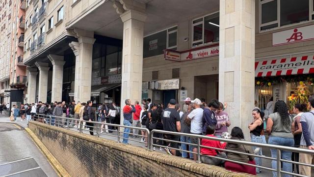 Fila de gente en Rosalía de Castro.